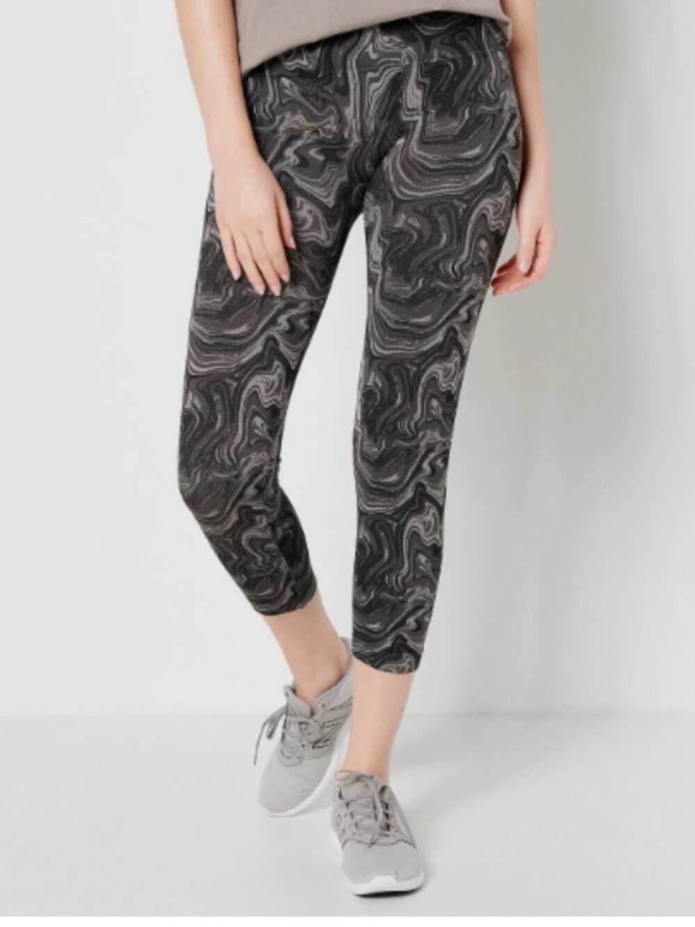 Breezies Tummy Smoothing Seamless 3/4 Cropped Leggings-Black Swirl-Small-A463927